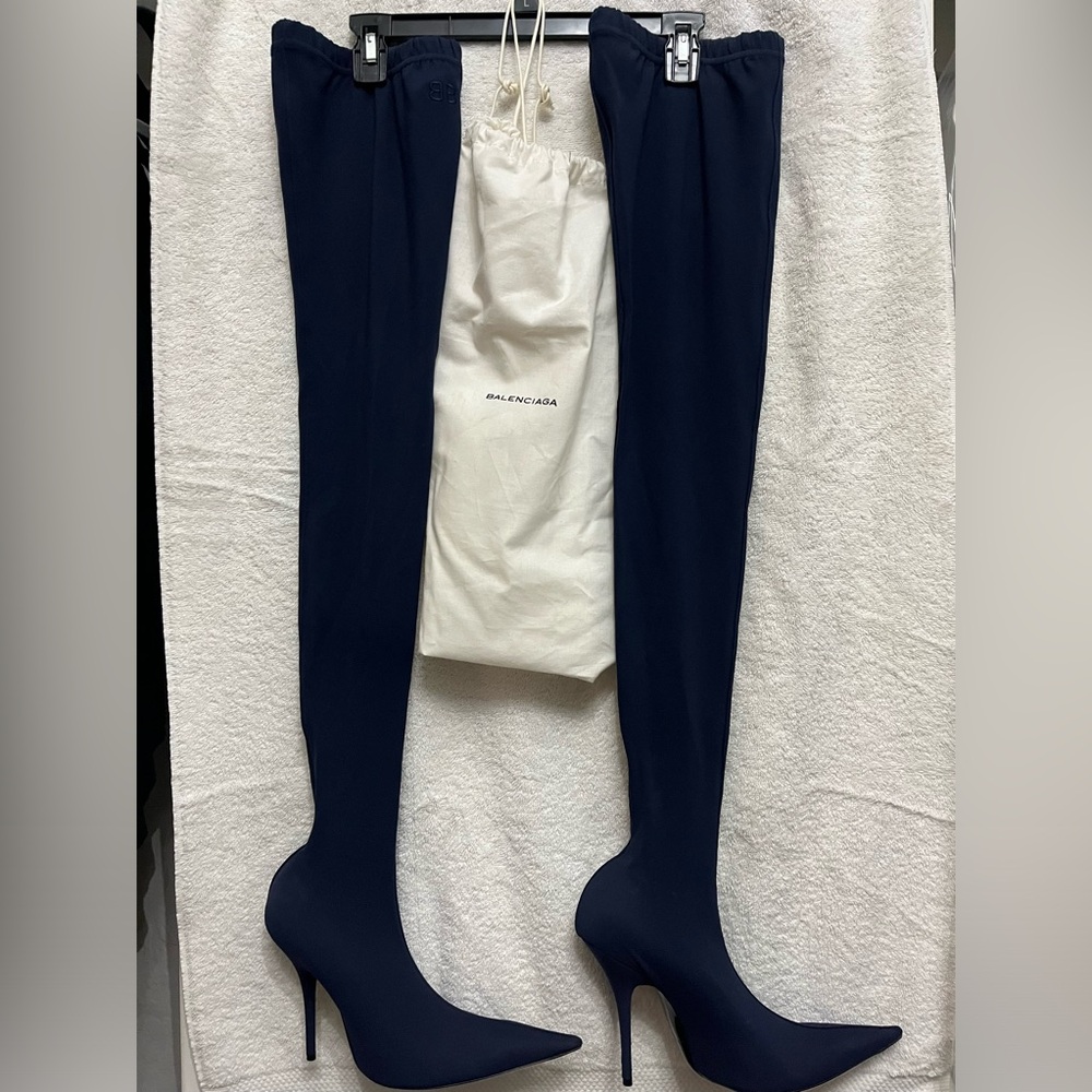 Balenciaga over the knee.. worn 3 times … no damages … no stains … like new .
